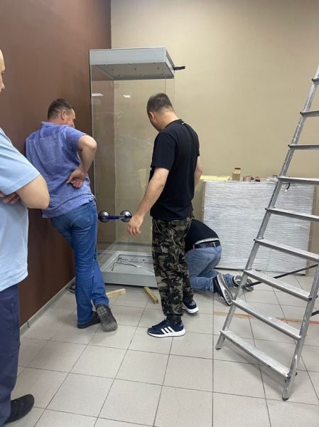 Монтаж новых витрин, в рамках национального проекта «Культура»
