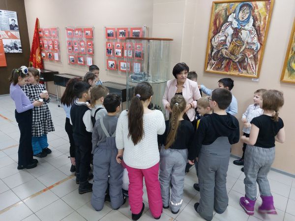 22 февраля учащиеся 2 Б класса МАОУ «СОШ N9» посетили выставки «Эпоха освоений» и «Учимся видеть прекрасное» 