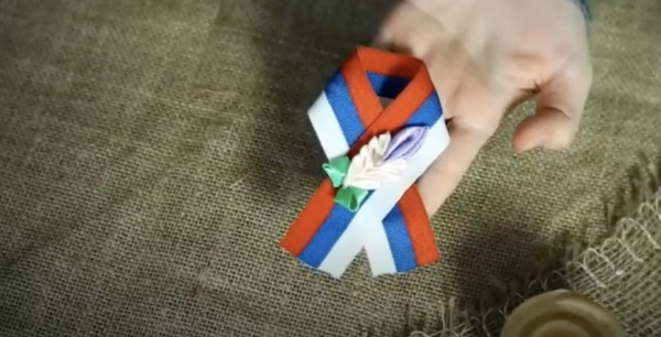 Мастер-класс "Брошь триколор"