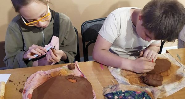 Майские праздники по ПУШКИНСКОЙ КАРТЕ в ЭКОЦЕНТРе (Керамический сувенир «Брелок с росписью»)