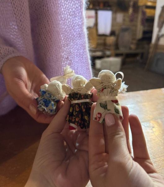 Две сестры из Москвы посетили экспозицию «Мир русской избы»