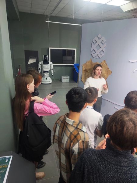 Ученики 8 класса школы номер 9 посетили постоянную экспозицию «Два народа, живущих по «подолу Земли»